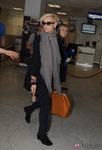 Tilda Swinton con gafas de sol en un aeropuerto en Francia