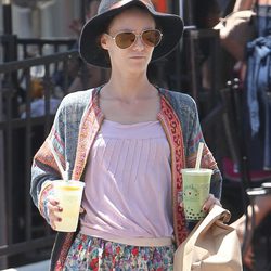 Vanessa Paradis con gafas de sol por las calles de Los Ángeles 