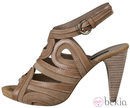 Sandalias en tono beige de la colección primavera/verano 2012 de Lorena Carreras