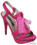 Sandalias en color fucsia con lazo de la colección primavera/verano 2012 de Lorena Carreras