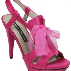 Sandalias en color fucsia con lazo de la colección primavera/verano 2012 de Lorena Carreras