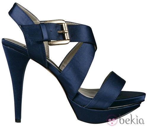 Sandalias azul marino de la colección primavera/verano 2012 de Lorena carreras
