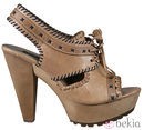 Zapatos color camel de la colección primavera/verano 2012 de Lorena Carreras