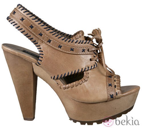 Zapatos color camel de la colección primavera/verano 2012 de Lorena Carreras