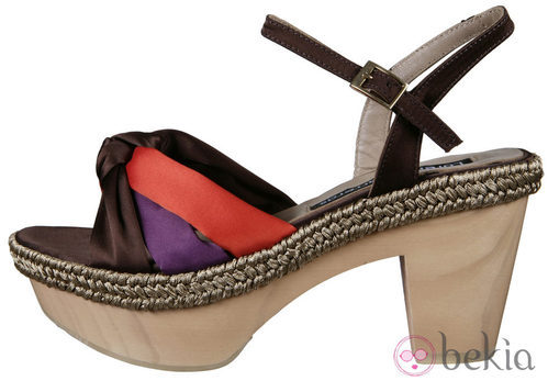 Sandalia multicolor de la colección primavera/verano 2012 de Lorena Carreras