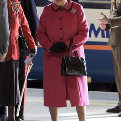 La Reina Isabel II con un look fucsia de cashemire 