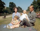 La Reina Isabel II de Inglaterra con vestido de gasa en color violeta