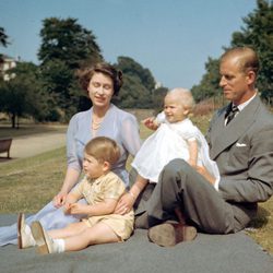 La Reina Isabel II de Inglaterra con vestido de gasa en color violeta