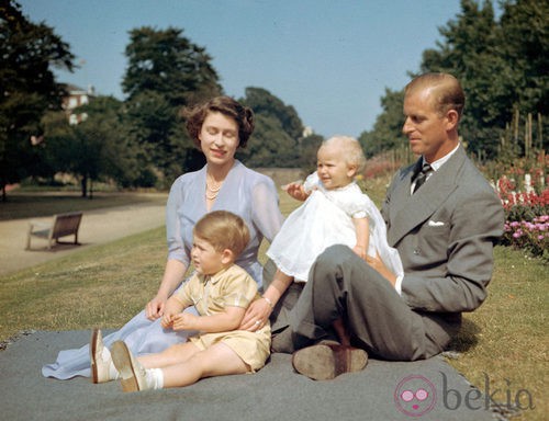 La Reina Isabel II de Inglaterra con vestido de gasa en color violeta