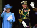 La Reina Isabel II de Inglaterra con un llamativo traje azul 