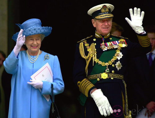 La Reina Isabel II de Inglaterra con un llamativo traje azul 
