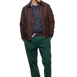 Chaqueta marrón y pantalón verde de la colección verano 2012 de Chevignon