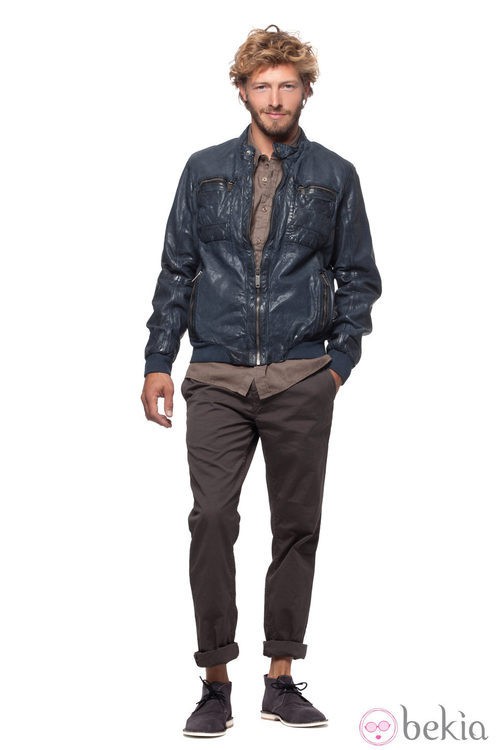 Cazadora azul y pantalón gris oscuro de la colección verano 2012 de Chevignon