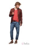 Chaqueta marrón con jersey rojo de pico de la colección verano 2012 de Chevignon