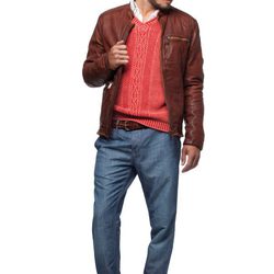 Chaqueta marrón con jersey rojo de pico de la colección verano 2012 de Chevignon