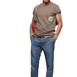 Camiseta beige estampada con pantalón vaquero de la colección verano 2012 de Chevignon