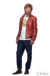 Chaqueta roja con camiseta estampada y pantalones azules de la colección verano 2012 de Chevignon