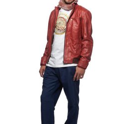 Chaqueta roja con camiseta estampada y pantalones azules de la colección verano 2012 de Chevignon