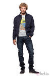 Chaqueta azul con camiseta estampada y vaqueros de la colección verano 2012 de Chevignon