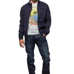 Chaqueta azul con camiseta estampada y vaqueros de la colección verano 2012 de Chevignon