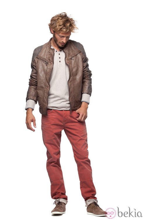 Cazadora marrón con jersey beige y pantalón rojo de la colección verano 2012 de Chevignon