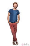 Camiseta azul de manga corta y pantalón rojo de la colección verano 2012 de Chevignon