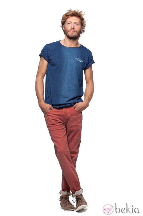 Camiseta azul de manga corta y pantalón rojo de la colección verano 2012 de Chevignon