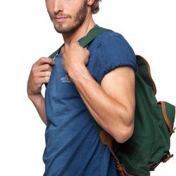 Camiseta azul con mochila verde de la colección verano 2012 de Chevignon