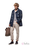 Trench azul con jersey de rayas y pantalón beige de la colección verano 2012 de Chevignon
