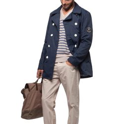 Trench azul con jersey de rayas y pantalón beige de la colección verano 2012 de Chevignon