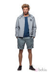 Chaqueta gris con camiseta azul y pantalones cortos de la colección verano 2012 de Chevignon