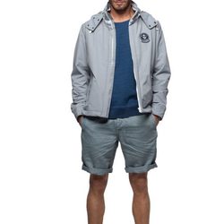 Chaqueta gris con camiseta azul y pantalones cortos de la colección verano 2012 de Chevignon