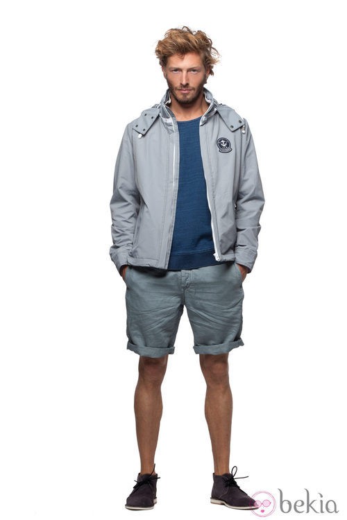 Chaqueta gris con camiseta azul y pantalones cortos de la colección verano 2012 de Chevignon