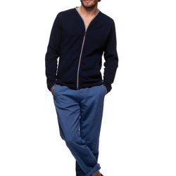 Sudadera negra y pantalones azules de la colección verano 2012 de Chevignon
