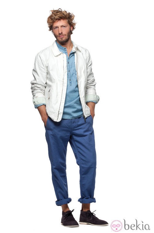 Chaqueta blanca, polo y pantalones azules de la colección verano 2012 de Chevignon