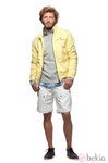 Chaqueta amarilla, jersey gris y pantalon blanco de la colección verano 2012 de Chevignon