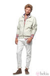 Cazadora cruda, camisa de cuadros y pantalon blanco de la colección verano 2012 de Chevignon