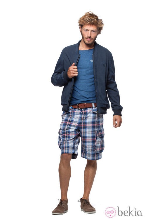 Sudadera y camiseta azules con pantalón de cuadros de la colección verano 2012 de Chevignon