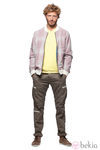 Chaqueta de cuadros, camiseta amarilla y pantalón verdoso de la colección verano 2012 de Chevignon