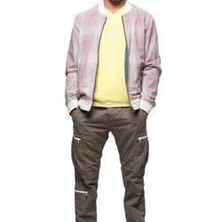 Chaqueta de cuadros, camiseta amarilla y pantalón verdoso de la colección verano 2012 de Chevignon