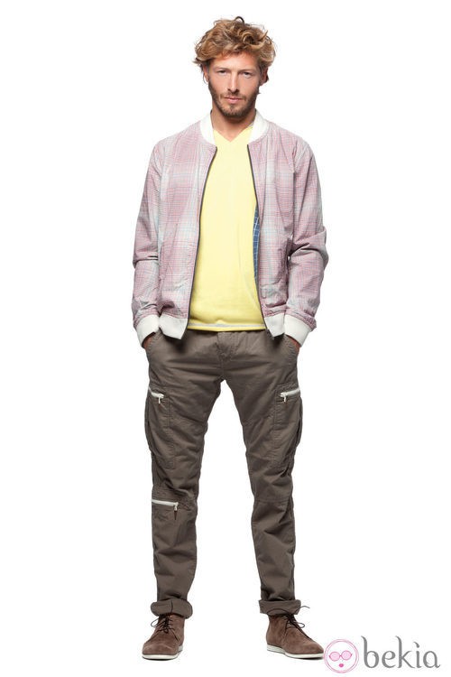 Chaqueta de cuadros, camiseta amarilla y pantalón verdoso de la colección verano 2012 de Chevignon