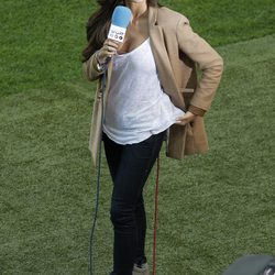 Sara Carbonero con sneakers de cuña de Hakei