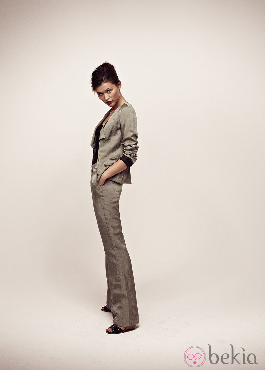 Traje de chaqueta y pantalón de la colección I.CODE de IKKS verano 2012