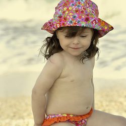 Gorro con estampado de flores de la colección verano 2012 de Dolores Cortés DC KIDS