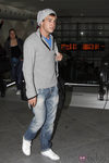 El actor mario Casas con jersey gris y gorro de punto