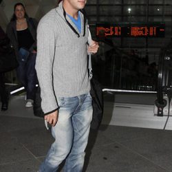 El actor mario Casas con jersey gris y gorro de punto