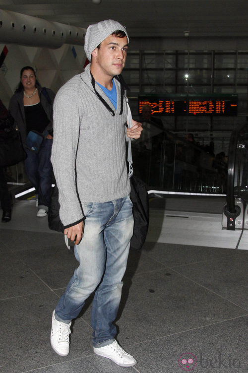 El actor mario Casas con jersey gris y gorro de punto