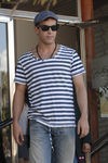 Mario Casas con una camiseta de rayas marinera