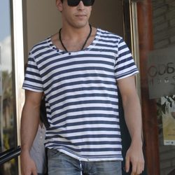 Mario Casas con una camiseta de rayas marinera
