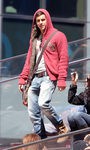 Mario Casas con una chaqueta roja de punto